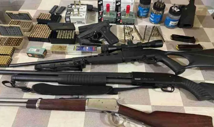 Arsenal com quatro armas e mais de 1,1 mil munições é apreendido pela Polícia Militar