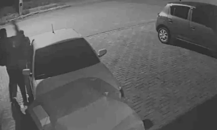 Câmeras de monitoramento flagram momento em que homem é esfaqueado durante briga