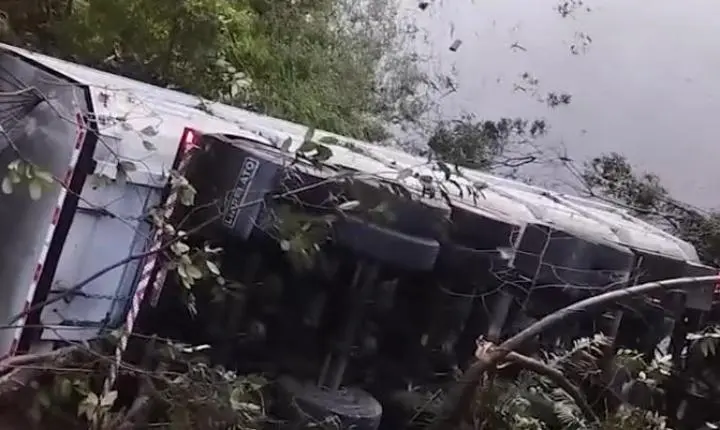Caminhão cai em represa após sair da pista na BR-376 e motorista está desaparecido