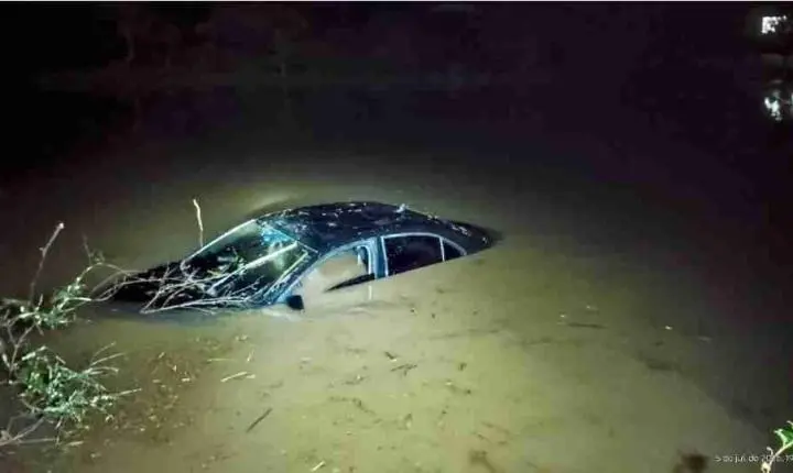 Carro cai em açude após motorista passar direto em cruzamento