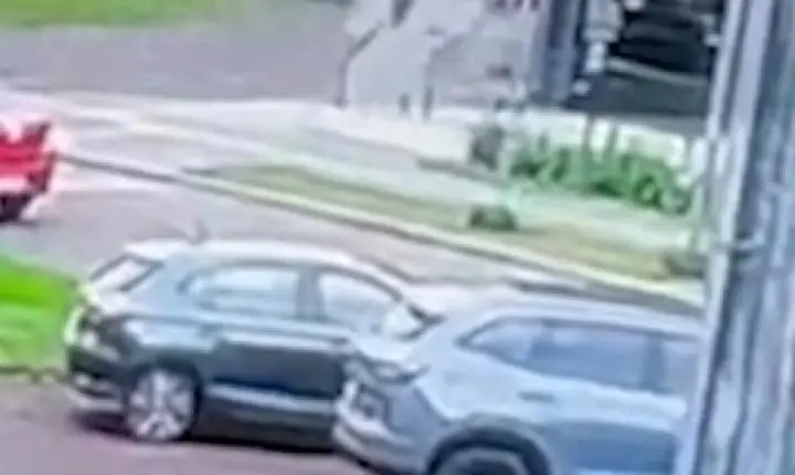 Carro capota e invade loja após batida em Medianeira; pedestre escapa por pouco