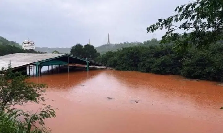 Cheia fecha área portuária de Puerto Iguazú e deixa estruturas tomadas pela água