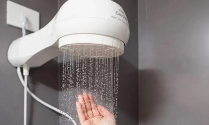 Chuveiro pode elevar conta de luz em até 30% no inverno; veja como evitar gastos extras