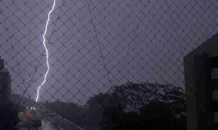 Cidade do Paraná é atingida por mais de mil raios