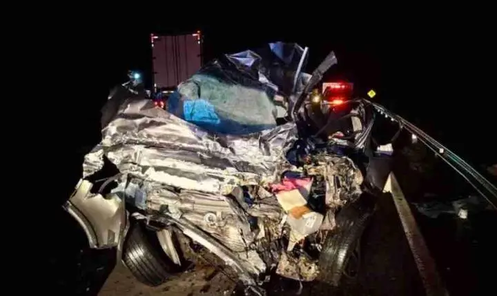 Colisão frontal entre carro e caminhão deixa três mortos na BR-277