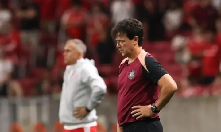 Corinthians demite Fernando Diniz após derrota para o Internacional no Brasileirão