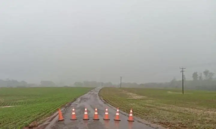 Defesa Civil interdita estrada em Entre Rios do Oeste após enchente