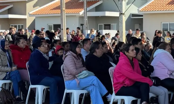 Emoção e sonhos realizados: 115 famílias recebem as chaves das casas do Conjunto Porto Seguro