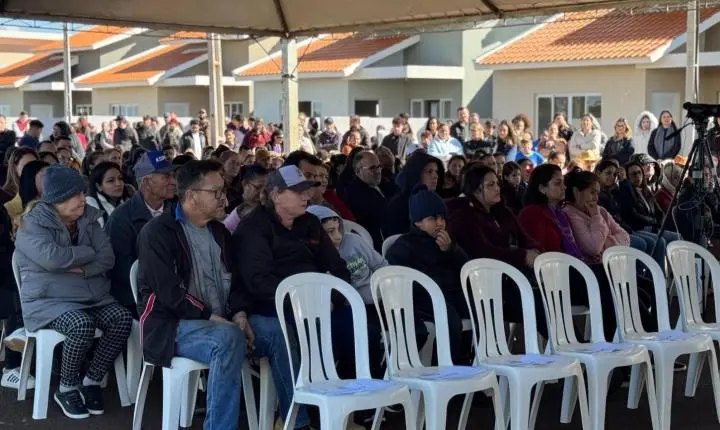 Emoção e sonhos realizados: 115 famílias recebem as chaves das casas do Conjunto Porto Seguro