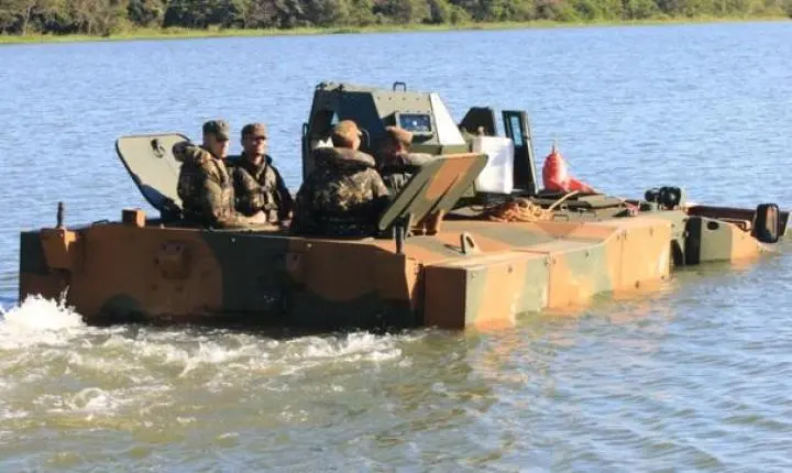Exército treina com blindado em rios de Foz para reforçar operações na fronteira