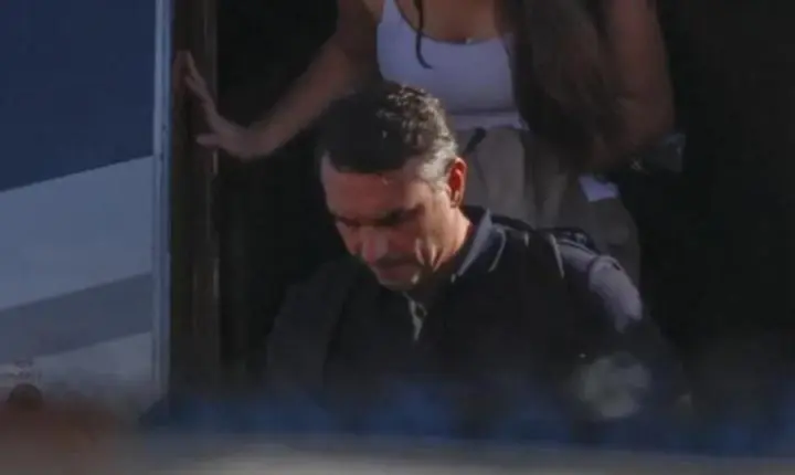 Flávio Bolsonaro chega aos EUA com a família após fugir do Brasil pela Argentina
