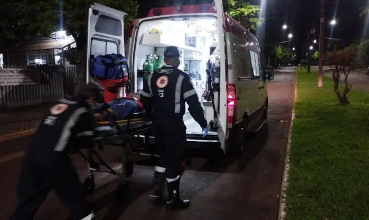 Homem cai de bicicleta em Santa Helena, mas mantém o ‘gole’ intacto