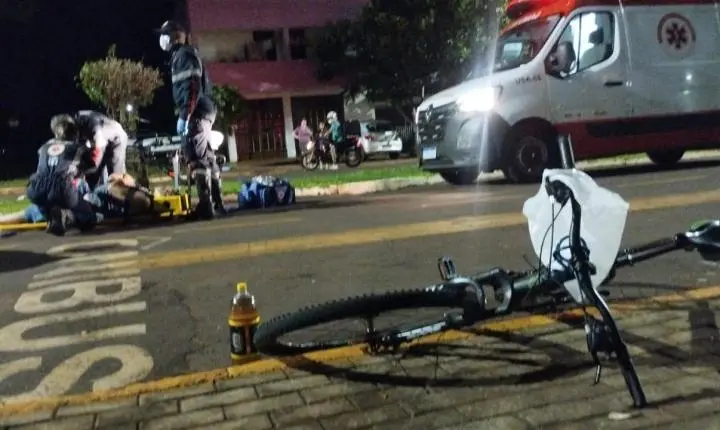 Homem cai de bicicleta em Santa Helena, mas mantém o ‘gole’ intacto