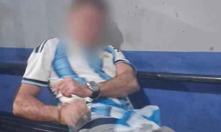 Homem com camiseta da Argentina mostra partes íntimas em via pública, xinga casal e acaba preso