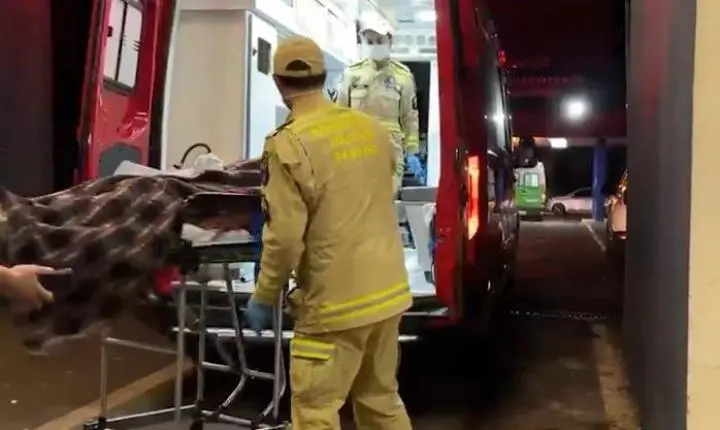 Homem leva nove facadas, desmaia ao volante e bate contra meio-fio