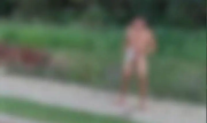 Homem nu é flagrado caminhando por ruas de cidade da região