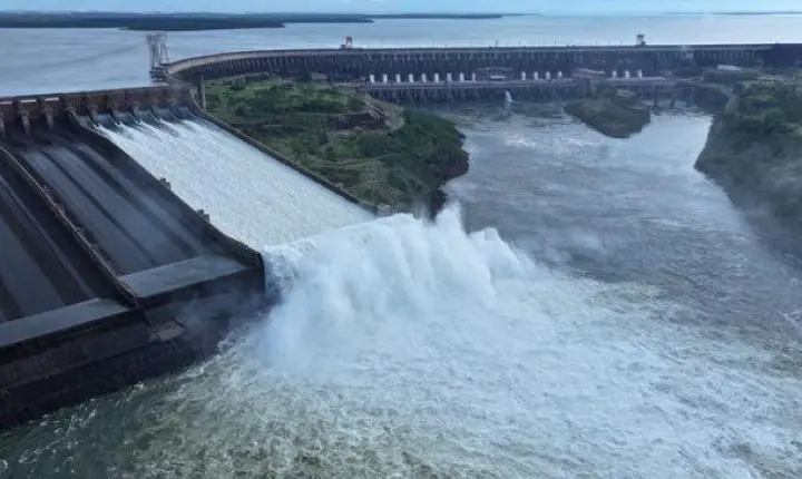 Itaipu abre vertedouro e vazão pode atingir 3,8 milhões de litros por segundo