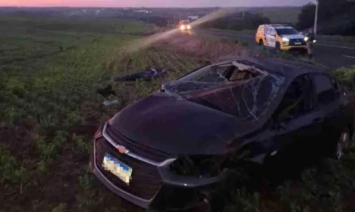 Jovem de 20 anos morre após ser ejetado de carro durante capotamento na PR-486