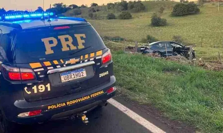Mãe e duas filhas de 4 e 5 anos de idade morrem após carro bater contra árvore
