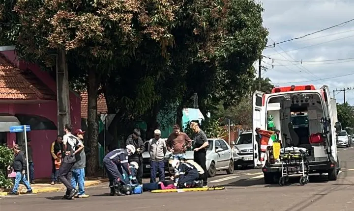Motociclista fica ferida após se envolver em acidente com carro no centro de Santa Helena
