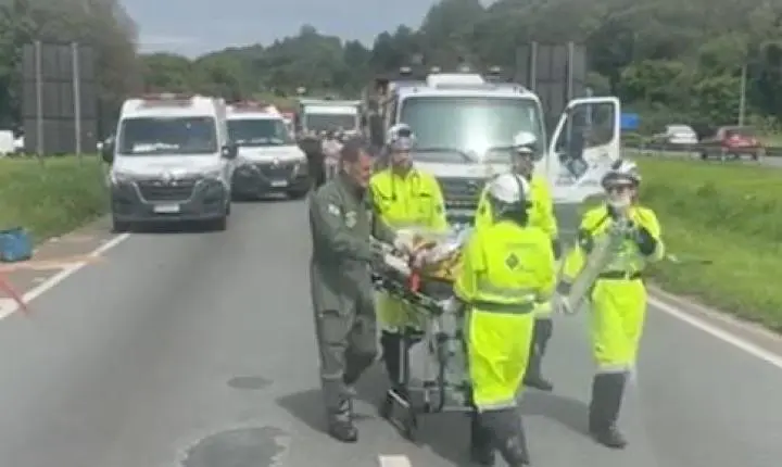 Motociclista tem perna amputada após ser atropelado por caminhão