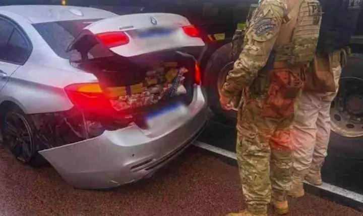 Motorista de BMW tenta atropelar policial, foge e acaba preso com mais de 300 kg de drogas na BR-27