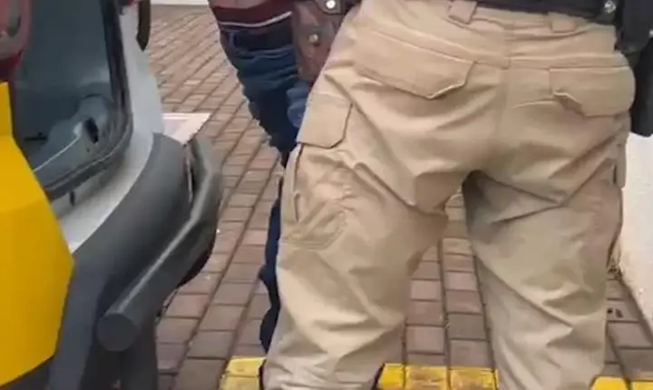 Motorista embriagado dorme dentro do carro e fica parado por mais de uma hora no semáforo