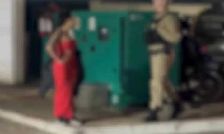 Mulher arremessa garrafa de cerveja contra viatura da PM e acaba detida