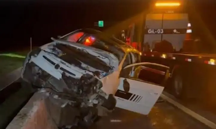 Mulher com sinais de embriaguez capota carro com criança dentro