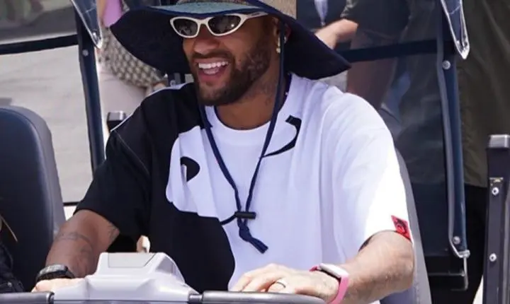 Neymar evita andar em passeio com filhos na Disney e é criticado