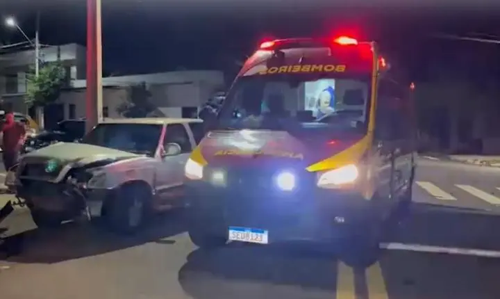Passageiro é arremessado de carro em colisão com caminhonete
