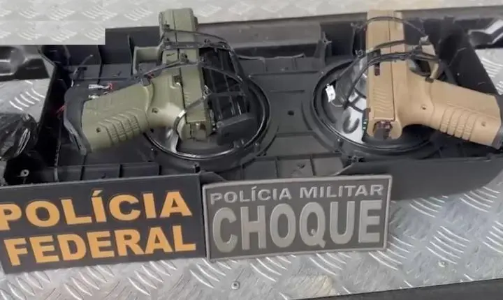PF apreende quatro pistolas com seletor de rajada escondidas em caixas de som
