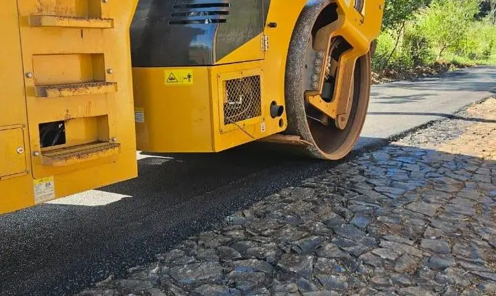 Prefeitura de Santa Helena realiza pavimentação asfáltica em estradas rurais do interior