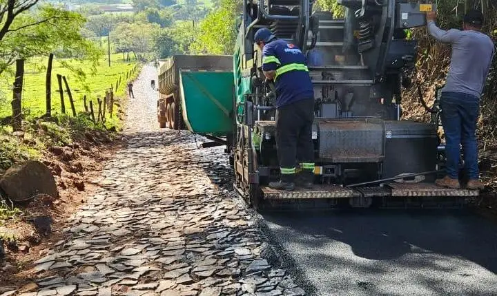 Prefeitura de Santa Helena realiza pavimentação asfáltica em estradas rurais do interior