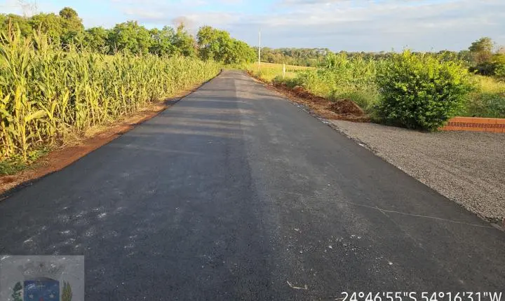 Prefeitura de Santa Helena realiza pavimentação asfáltica em estradas rurais do interior