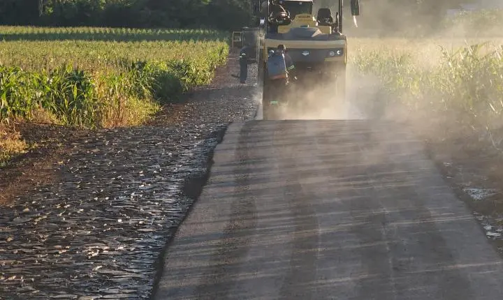 Prefeitura segue com obras de pavimentação no interior de Santa Helena