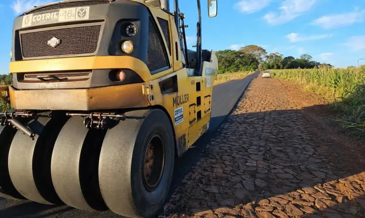 Prefeitura segue com obras de pavimentação no interior de Santa Helena