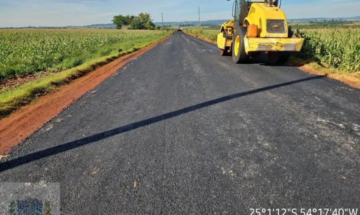 Prefeitura segue com obras de pavimentação no interior de Santa Helena