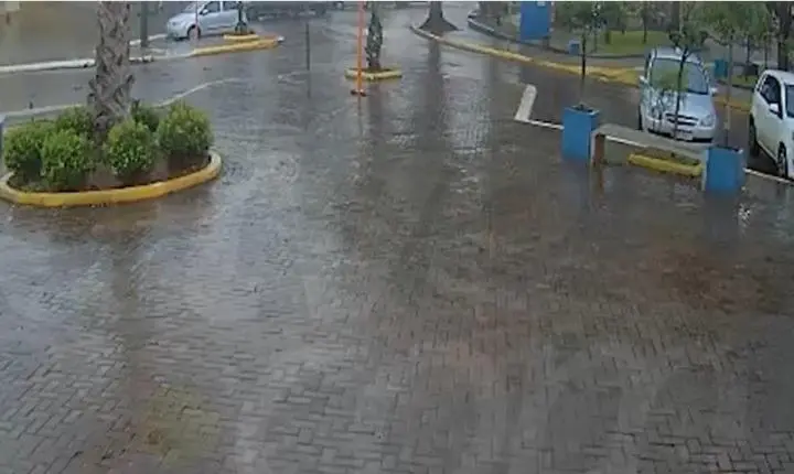 Raio atinge praça central e assusta moradores em cidade do Oeste