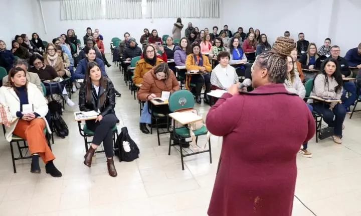 Rede de Bibliotecas do Oeste do Paraná é fortalecida com entrega de cerca de 100 kits literários 