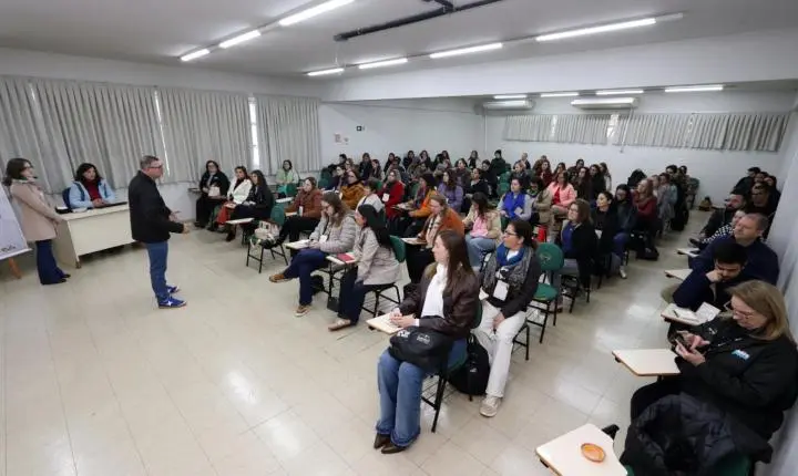 Rede de Bibliotecas do Oeste do Paraná é fortalecida com entrega de cerca de 100 kits literários 
