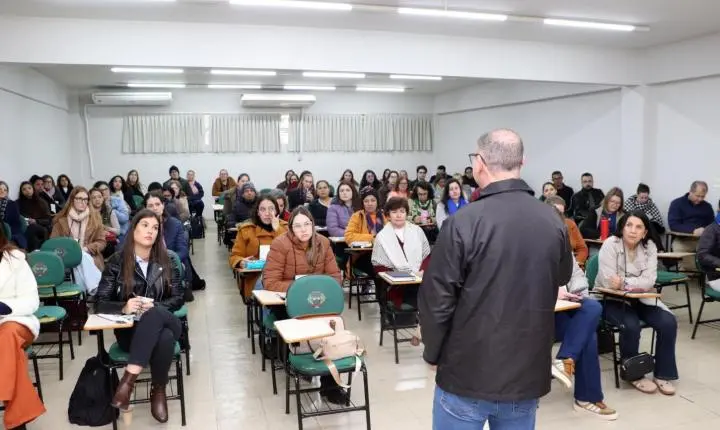 Rede de Bibliotecas do Oeste do Paraná é fortalecida com entrega de cerca de 100 kits literários 
