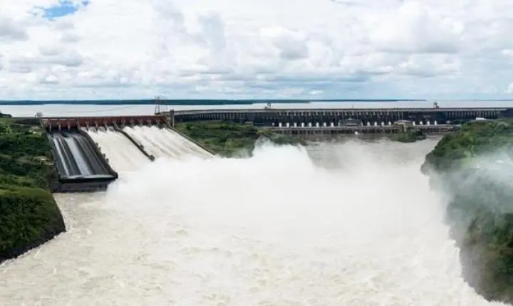Rio Paraná começa a baixar em Foz, mas vertedouro de Itaipu deve seguir aberto