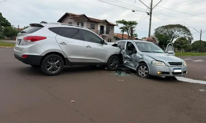 SAMU é acionado para atender gestante após acidente em cruzamento no centro de Santa Helena