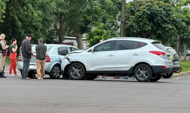SAMU é acionado para atender gestante após acidente em cruzamento no centro de Santa Helena