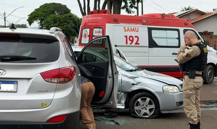 SAMU é acionado para atender gestante após acidente em cruzamento no centro de Santa Helena