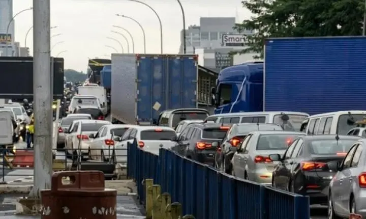 Temporada de férias aumenta fluxo de veículos e turistas na Ponte da Amizade