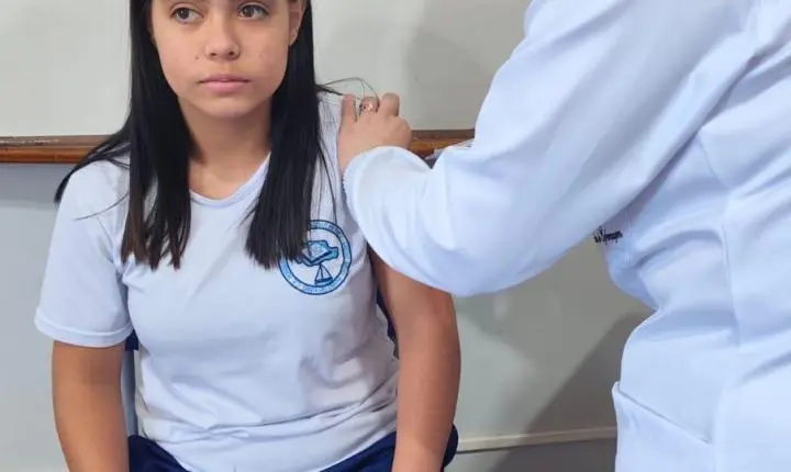 Vacinação para atualizar a caderneta de adolescentes começa nos colégios estaduais de Santa Helena