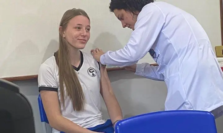 Vacinação para atualizar a caderneta de adolescentes começa nos colégios estaduais de Santa Helena