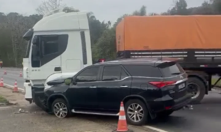 Vereador se envolve em acidente com carreta e família fica ferida